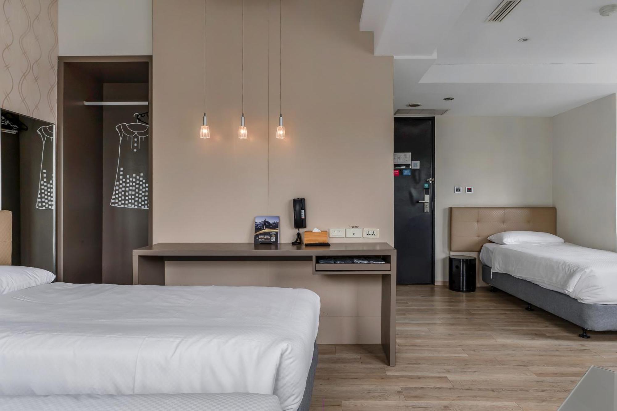 Check Inn Express Kaohsiung Love River Bagian luar foto