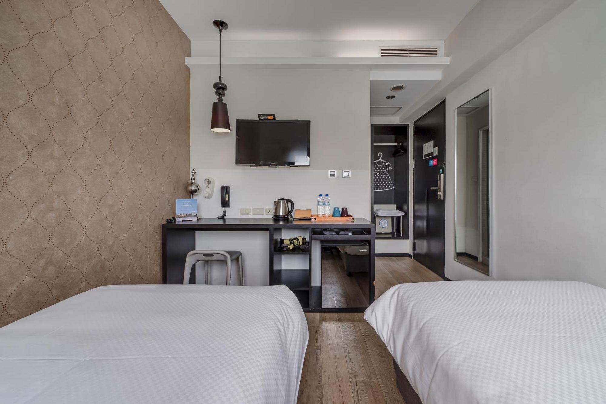 Check Inn Express Kaohsiung Love River Bagian luar foto