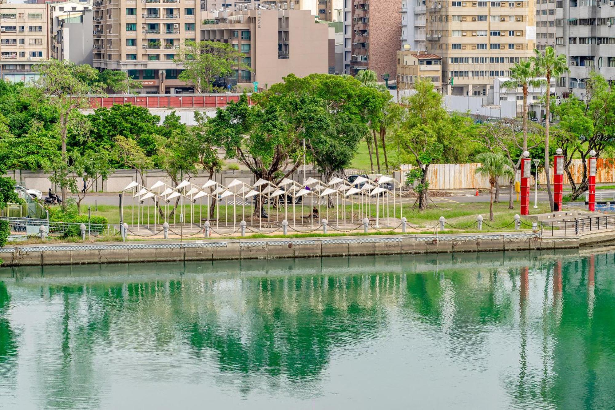Check Inn Express Kaohsiung Love River Bagian luar foto
