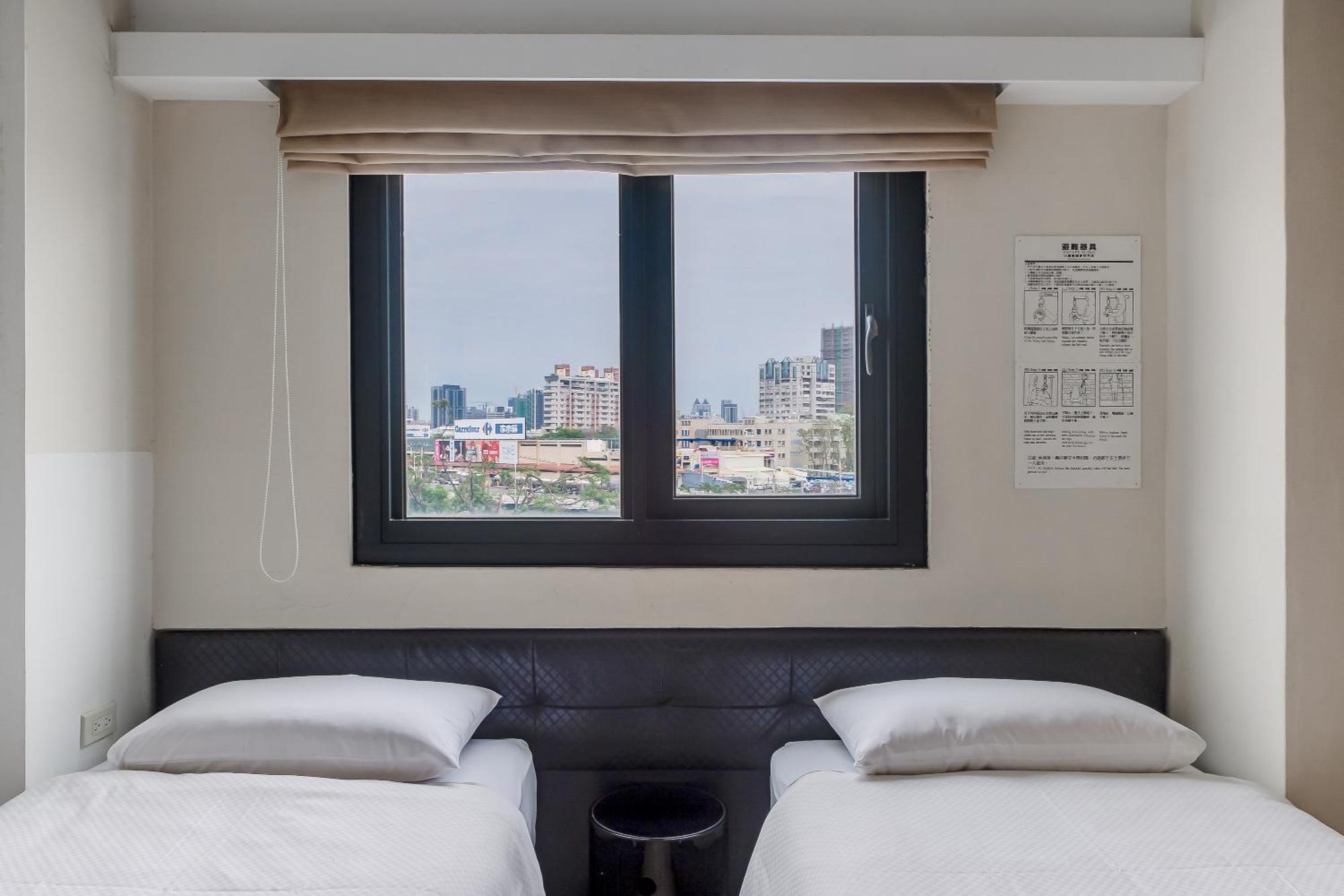 Check Inn Express Kaohsiung Love River Bagian luar foto