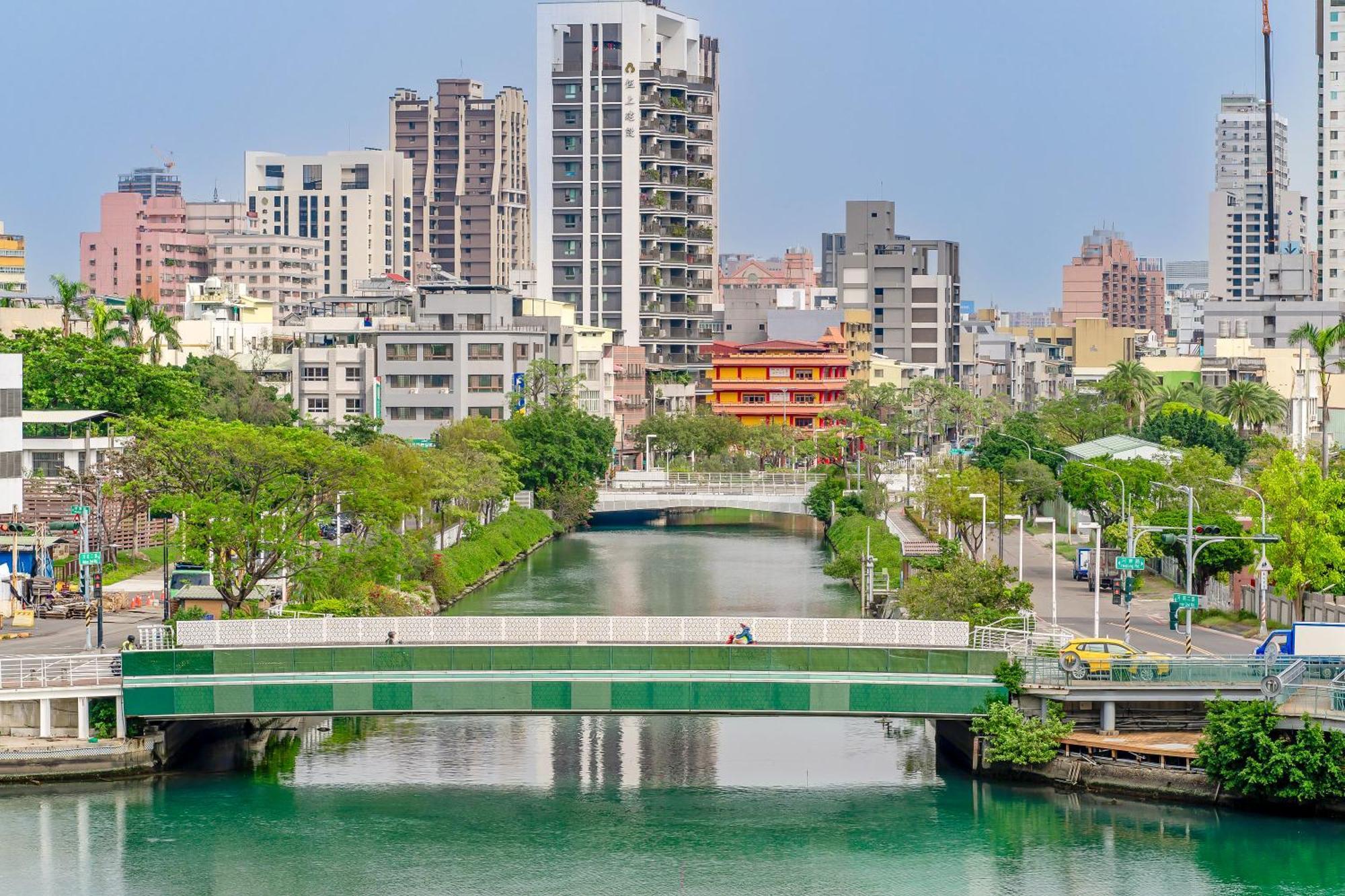 Check Inn Express Kaohsiung Love River Bagian luar foto