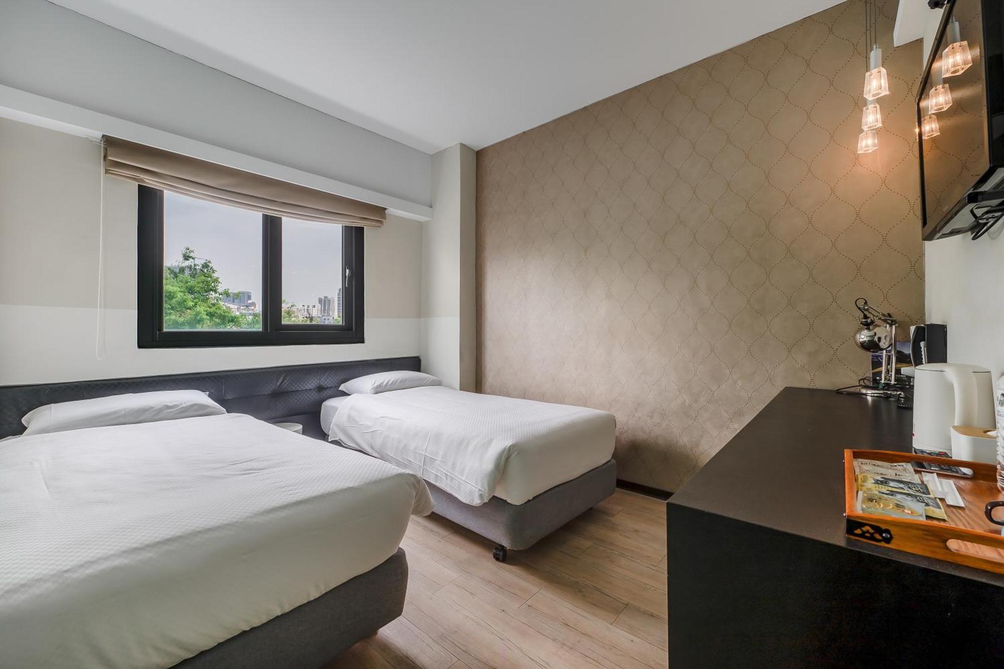 Check Inn Express Kaohsiung Love River Bagian luar foto