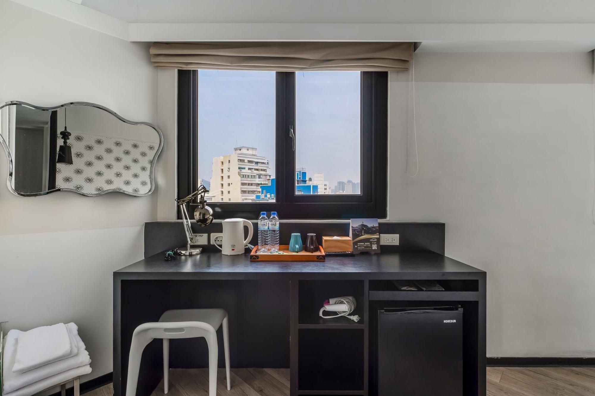 Check Inn Express Kaohsiung Love River Bagian luar foto